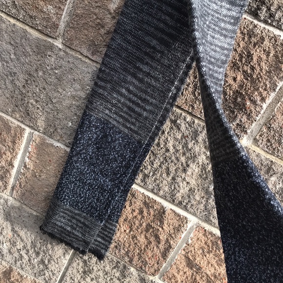 NWOT Tex by Max Azria wool-like grey scarf - Picture 6 of 13